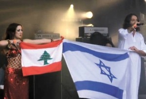 Libanonská břišní tanečnice se objevila na pódiu s Izraelci a doma jí hrozí smrt